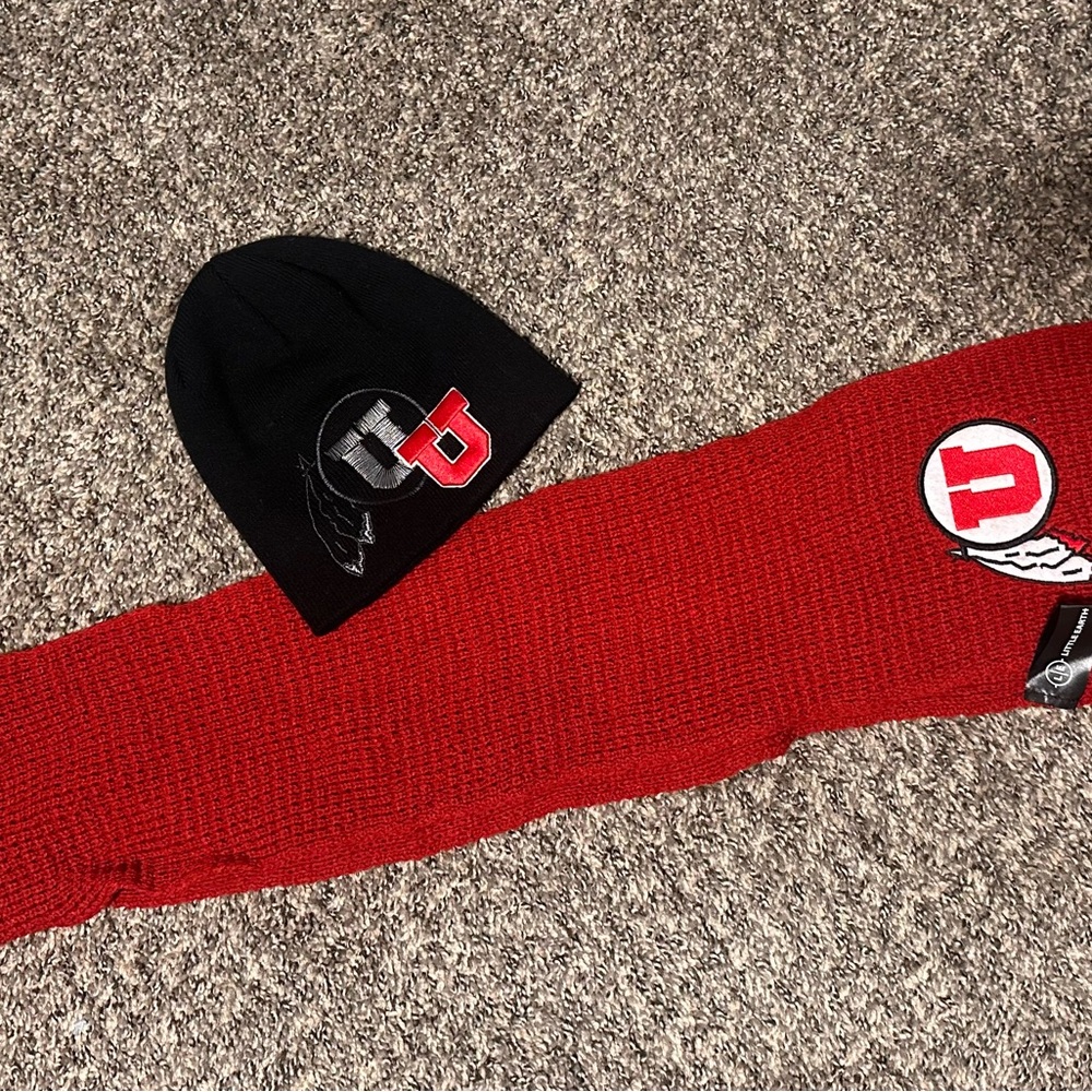 Fanatics Red Knit University of Utah Scarf and beanie hat with Logo